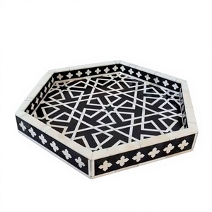 Plateau décoratif hexagonal en marbre noir et blanc, motif géométrique incrusté, style méditerranéen, plateau de service personnalisé - Product Image 1