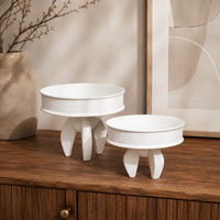 Plateau décoratif en céramique blanche avec pieds géométriques sculptés, plateau sur piédestal rond pour la décoration de la maison
