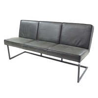 Banc de patio moderne en cuir véritable avec une construction durable, un design élégant et des caractéristiques écologiques pour les salles à manger extérieures
