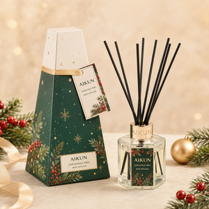 Diffuseur de parfum en verre transparent Aikun 100ml en forme de sapin de Noël avec bâtonnets noirs, capuchon doré, boîte cadeau rouge et ruban pour la décoration des fêtes - Product Image 4