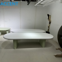 Table à manger longue bicolore en fibre de verre, plateau ovale arrondi, pieds épais, style minimaliste, couleur et taille personnalisables