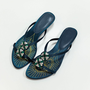 Sandalias de tacón <span class=keywords><strong>bajo</strong></span> tipo mule de satén azul pavo real con adornos de diamantes de imitación esmeralda y detalles dorados para mujer, ideales para banquetes. - Product Image 4