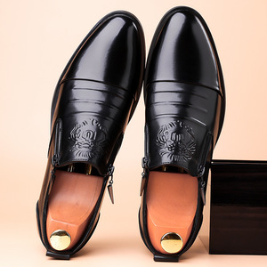 Chaussures habillées en cuir noir à bout pointu avec fermeture éclair tête de lion, talon bas et semelle épaisse pour homme, idéales pour le bureau et les occasions professionnelles - Product Image 2