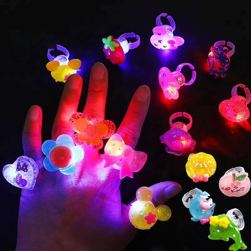 Nieuwe Creatieve Lichtgevende Ringen Kinderspeelgoed Flash Geschenken Led Cartoon Lichten Glow Cosplay Party Led Accessoires Groothandel