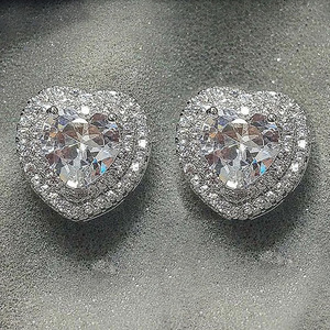 Delicati orecchini a forma di cuore per donna, stile scintillante, gioielli per le orecchie alla moda. - Product Image 1