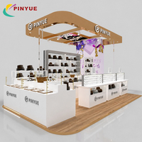 Stand de Présentation Minimaliste Moderne pour Chapeaux avec Comptoirs Blancs, Plateforme en Bois, Étagères Grille, Îlot à Niveaux et Spots LED pour Magasin