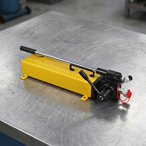 High Hydraulic Hand Operated Vane Pump Iron and Steel 4-5L/12L Capacity 1 Year Warranty Customizable for Sale - Product Image 3