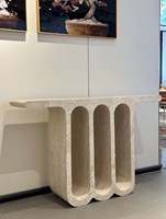 Console moderne de luxe en travertin avec panneau à ouvertures cintrées style bois pour entrée de maison, salon, mobilier d'hôtel