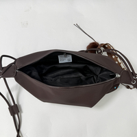 Sac fourre-tout pour femme en cuir PU, grande capacité, sac à bandoulière zippé de haute qualité avec rivets et décorations à pompons