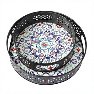 Ensemble de 2 plateaux décoratifs ronds en métal, motif floral bohème, avec poignées, collection hôtelière, plateau Pichwai, hôtel - Product Image 1