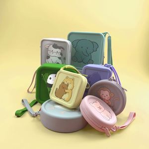 Bolsa Organizadora de Cosméticos de Silicona con Asa de Viaje Resistente al Agua y Función de Apertura Personalizada - Product Image 1