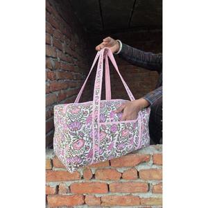 Bolsa de lona de algodón acolchada con estampado tradicional hecho a mano, elegante, ligera, duradera y espaciosa para viajes de vacaciones. - Product Image 5