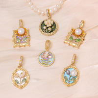 Pendentif fleur style peinture à l'huile Monet, peint à la main, perle d'eau douce, breloques de collier en cuivre haut de gamme