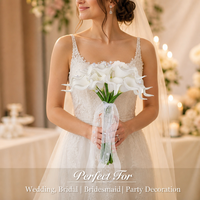 Élégant Bouquet Artificiel de Phalaenopsis Blanc avec Anneau Perlé et Feuillage Vert – Décoration de Mariage et de Cérémonie Nuptiale à Tenir à la Main