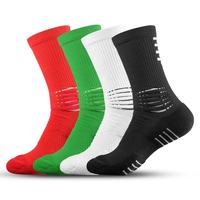 Fabricant Design personnalisé Chaussettes rayées élastiques côtelées épaisses en polyester jacquard pour les sports d'équipage Football Soccer Grip