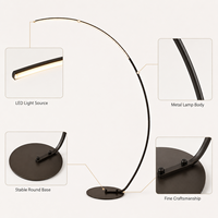 Lampadaire d'angle design nordique moderne de grande taille, lampes de sol LED en arc de luxe en gros pour salon et décoration intérieure