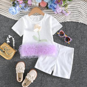 Completo Estivo 2026 per Bambina: Camicia a Maniche Corte con Fiori Bianchi + Pantaloncini con Balze Viola - Set Carino 2 Pezzi - Product Image 1