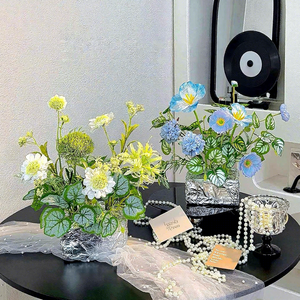 Flores Artificiales de Seda Decorativas de Alta Gama, Arreglos Florales Creativos con Láminas Metálicas, Rosas para Sala de Estar, Mesa de Comedor, Ambiente de Tienda - Product Image 1