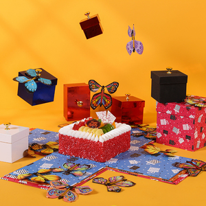 Caja de Regalo de 2 Capas con Logotipo en Negro CMYK y Lámina Dorada para Pasteles, Gafas de Sol y Perfumes, con Laminado Mate, Relieve y Recubrimiento UV - Product Image 4