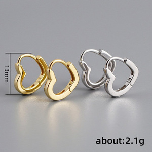 Orecchini a Cuore con Clip, Design Minimalista ed Elegante, Gioielli da Donna per Uso Quotidiano, Orecchini Statement - Product Image 3