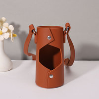 Sac de transport pour bouteille d'eau en cuir PU personnalisé avec bandoulière couvre-gobelet réutilisable porte-bouteille