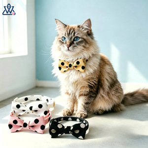Collier pour chat avec nœud papillon réglable pour chaton et chat adulte, accessoire de mode pour animaux de compagnie, petite taille, motif à pois noir, blanc, rose, jaune - Product Image 1