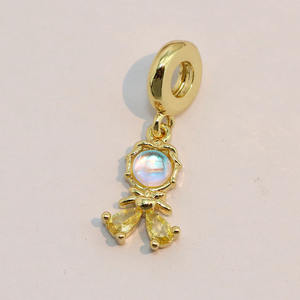CZ8864 Pequeños y Mini Charms de Niña Sirena con Figura de Princesa, Chapados en Oro de 18k, con Circonitas Cúbicas y Micro Pavé, Estilo Cuentos de Hadas - Product Image 4