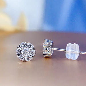 E1692 Orecchini a Perno con Fiore in Oro Bianco, Zirconi Rotondi con Montatura a Griffe, Gioielli Classici da Sposa per Donna - Product Image 5