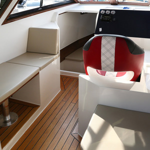 Yacht di Lusso Premium da 33 Piedi in Vetroresina con Cabina, Barca da Crociera per il Tempo Libero in Acque Blu in Vendita - Product Image 6