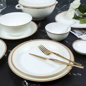 Ensemble d'assiettes à dîner en <span class=keywords><strong>porcelaine</strong></span> fine motif floral élégant ensemble de vaisselle blanche en <span class=keywords><strong>porcelaine</strong></span> de haute qualité à bords dorés pour le <span class=keywords><strong>service</strong></span> de dîner - Product Image 1