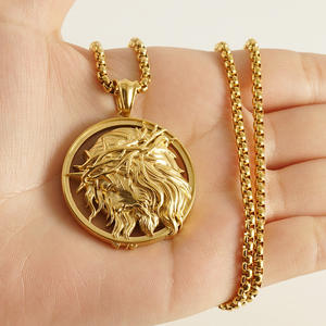 Bijouterie personnalisée boussole de longe Croix de Christophe Jésus Pendentif en acier inoxydable plaqué or 18 ct Collier de pièces d'or pour hommes et femmes - Product Image 2