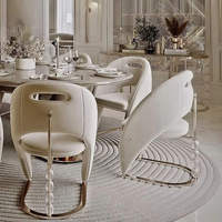 Chaise de salle à manger italienne courbée de style mid-century, rembourrée, avec structure ergonomique en acier inoxydable, siège stable et rembourré, pour une maison de luxe