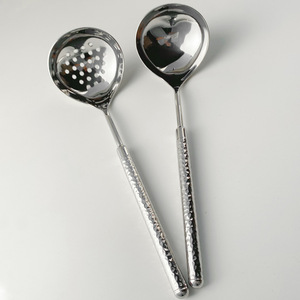 Louche à soupe en acier inoxydable 304 martelé, ronde et perforée, ustensile de cuisine pour servir et filtrer - Product Image 1