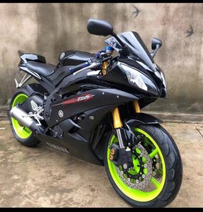 Moto sportive Yamaha1 YZF <span class=keywords><strong>R6</strong></span> 600cc : 4 cylindres refroidis par eau, luxe haut de gamme, puissance de piste et confort de conduite - Product Image 1