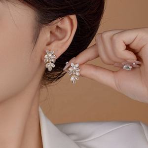 Pendientes de Botón Geométricos con Circonita y Cobre para Mujer, Chapados en Oro, Ligeros, de Lujo, Modernos y Elegantes, para Regalo - Product Image 2