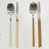 Ensemble de 2 pièces de style coréen de couleur personnalisée par commande, ensemble de dîner en acier inoxydable avec cuillère et baguettes avec poignée de couleur
