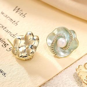 OUDIANYA JEWELRY Pendientes de Botón de Moda, Gran Venta, Latón con Imitación de Perla y Diseño de Camelia, Regalo - Product Image 5