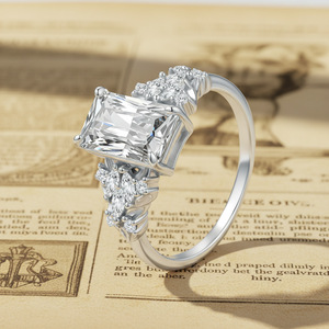 Anillo de Corona Vintage de Plata S925 de Dos Tonos con Moissanita Corte Esmeralda para Propuesta de Matrimonio, Regalo de Aniversario, Joyería - Product Image 6