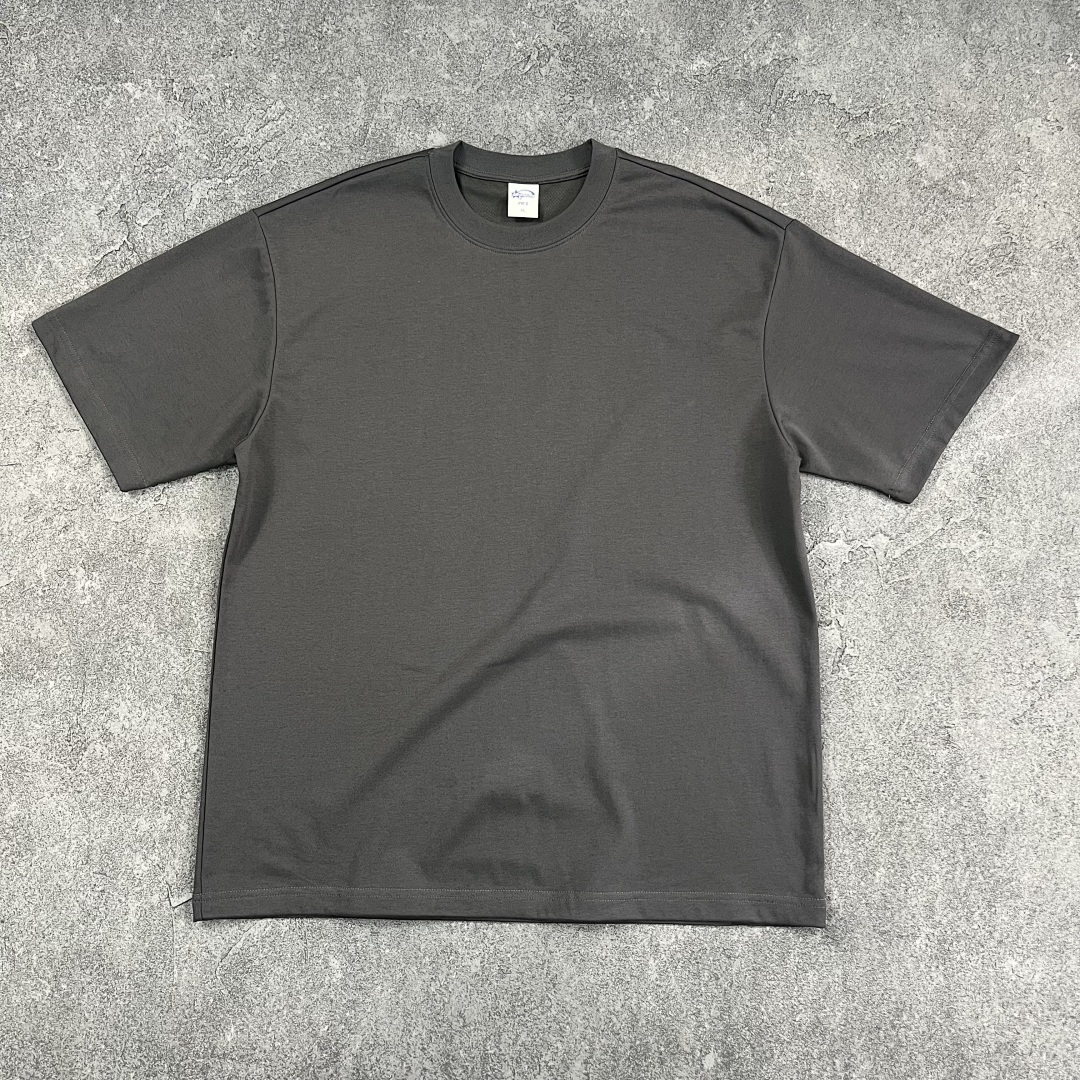 สีเทาเข้ม