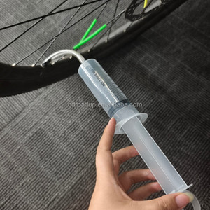 <span class=keywords><strong>Kit</strong></span> de Jeringa Inyectora de Sellador de Plástico Ligero 60ml 100ml 200ml Fácil Instalación Reparación de Neumáticos sin Cámara para Bicicleta de Carretera y <span class=keywords><strong>MTB</strong></span> - Product Image 2