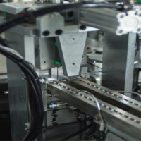 Vente directe usine de haute qualité, Machine d'assemblage automatique de pompes à lotion et à mousse de marque NBTY, Moteur, Garantie 1 an, Fer aviation importé