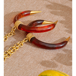 JINYOU 1228 Nouveau style Collier long en acier inoxydable plaqué or 18 carats avec pendentif corne en résine, style affirmé - Product Image 3