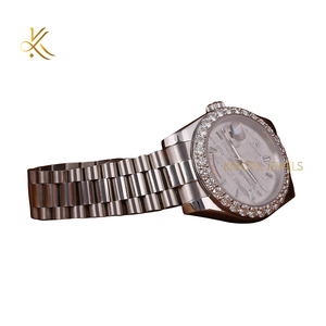 Reloj Moissanite Diamond de lujo con bisel pulido y marcadores de hora de diamantes Una pieza elegante para cada colección - Product Image 4