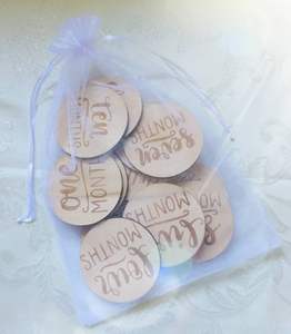 Panneau en bois rond personnalisé Hello world signe de naissance en bois 12 cartes de jalon de vacances en bouleau gravées - Product Image 5