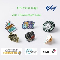 Épingles et badges personnalisés 3D en alliage de zinc plaqué sans nickel de la marque YHG pour vêtements et manteaux