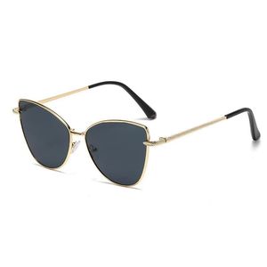 Lunettes de soleil unisexes œil de chat papillon en métal UV400, style européen et américain, pour affiner le visage large - Product Image 3
