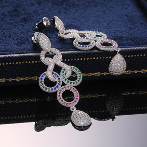 Orecchini Pendenti Lunghi Bicolore per Donne, Gioielli Creativi e Distintivi - Product Image 4