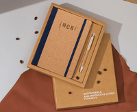 Ensemble cadeau de luxe pour cadres avec logo personnalisé : carnet en liège écologique, stylo, mug isotherme et foulard en soie