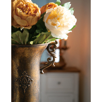 Vase rétro français fait à la main en métal Arrangement floral de luxe Vase décoratif pour la maison en gros