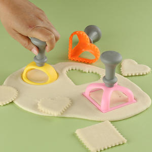 Juego de Cortadores de Galletas de Plástico Resistente y Colorido con Formas de Círculo, Corazón y Cuadrado <span class=keywords><strong>para</strong></span> Uso Repetido - Product Image 2